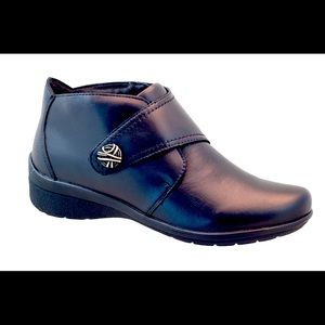 Ortho-line Women Waterproof Comfort Bootie, X-wide (WW4E)